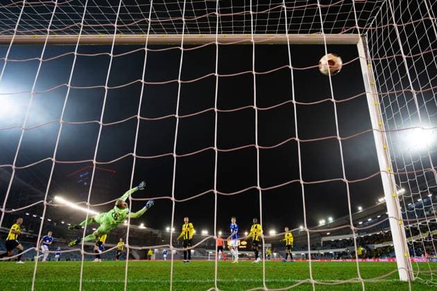 231109 Kristian Eriksen of Molde scores 1 3 behind goaltender Peter Abrahamsson of BK Häcken during the UEFA Europa League football match between BK Häcken and Molde on November 9, 2023 in Göteborg Photo Michael Erichsen BILDBYRAN COP 89 MI0570 football soccer football uefa europa league bk häcken molde bbeng  Copyright: MICHAELxERICHSEN BB231109MI067
