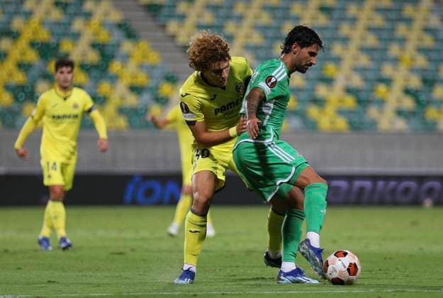 Cyprus Soccer Europa League Maccabi Haifa s Lior Refaelov, right, and Villarreal s Jorge Pascual, left, fight for the ball during the Europa League group F soccer match between Maccabi Haifa and Villarreal, at AEK arena stadium in Larnaca. Cyprus, Thursday, November 9, 2023 Larnaca Cyprus  Copyright: xDanilxShamkinx originalFilename:shamkin-notitle231109_npujP.jpg