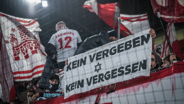 SC Freiburg TSC Backa Topola Football UEFA Europa League 2023 2024, SC Freiburg TSC Backa Topola, Matchday 4, Europa Park Stadium Fans and players in the stands of SC Freiburg show a banner with KEIN VERGEBEN KEIN VERGESSEN with a Star of David and thus show a clear statement against anti-Semitism Keywords Holocaust Israel, Jews, Nazis, Ultras