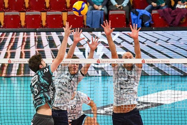 v li Robin Baghdady Powervolleys Düren, 8 with a smash ball, action, action, game scene, 09 11 2023, Düren Germany , Volleyball, 1 Bundesliga, SWD Powervolleys Düren ASV Dachau xmhx