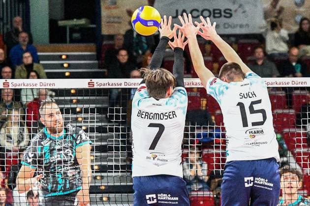 from left Sebastian Gevert Powervolleys Düren, 13 smashes, Fabian Bergmoser ASV Dachau, 7 and Fabian Suck ASV Dachau, 15 blocks, action, action, game scene, 09 11 2023, Düren Germany , Volleyball, 1 Bundesliga, SWD Powervolleys Düren ASV Dachau xmhx