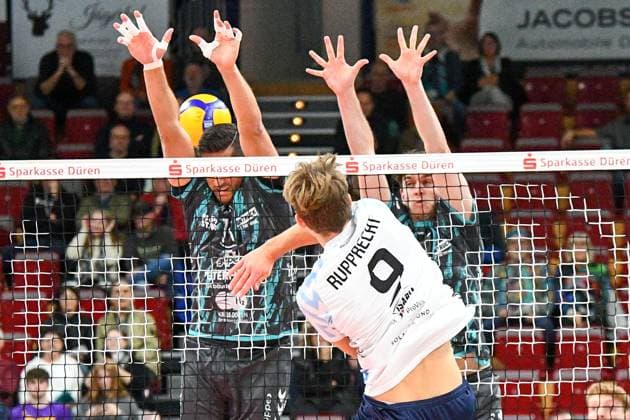 Patrick Rupprecht ASV Dachau, 9 with a smash against the Düren block, äAction, Action, Game scene, 09 11 2023, Düren Germany , Volleyball, 1 Bundesliga, SWD Powervolleys Düren ASV Dachau xmhx