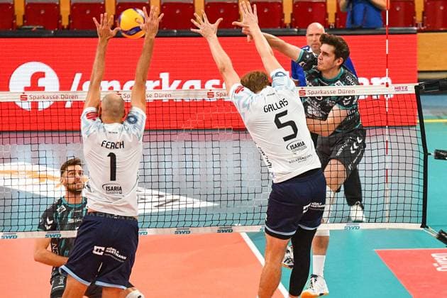 from left Iven Fietje Ferch ASV Dachau, 1 and Simon Gallas ASV Dachau, 5 form the block, action, action, game scene, 09 11 2023, Düren Germany , Volleyball, 1 Bundesliga, SWD Powervolleys Düren ASV Dachau xmhx