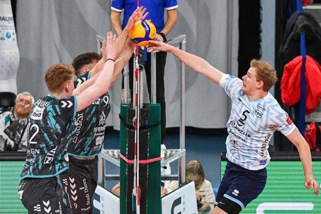 from left Siebe Korenblek Powervolleys Düren, 12 and Marcin Ernastowicz Powervolleys Düren, 9 block against the smash ball of Simon Gallas ASV Dachau, 5 , action, action, game scene, 09 11 2023, Düren Germany , Volleyball, 1 Bundesliga, SWD Powervolleys Düren ASV Dachau xmhx