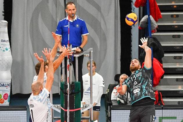 Sebastian Gevert Powervolleys Düren, 13 right, smashing, action, action, game scene, 09 11 2023, Düren Germany , Volleyball, 1 Bundesliga, SWD Powervolleys Düren ASV Dachau xmhx