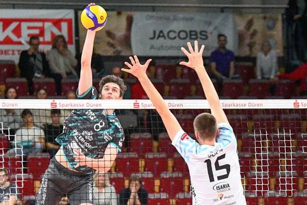 from left Robin Baghdady Powervolleys Düren, 8 with a smash against the block of Fabian Suck ASV Dachau, 15 , Action, Action, Game scene, 09 11 2023, Düren Germany , Volleyball, 1 Bundesliga, SWD Powervolleys Düren ASV Dachau xmhx