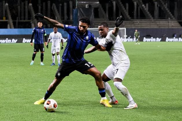 BERGAMO, ITALY - NOVEMBER 9: Jose™ Dos Santos Ederson (Atalanta BC) fights for the ball with Bryan Teixeira (SK Sturm Graz) during the Europa League football match between Atalanta and SK Sturm Graz at Gewiss Stadium on November 9, 2023 in Bergamo, Italy. (Photo by Stefano Nicoli Speed Media Icon Sportswire) SOCCER: SEP 21 Europa League - Atalanta v SK Sturm Graz EDITORIAL USE ONLY Icon2311090062