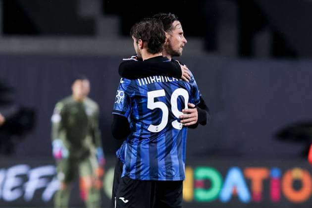 BERGAMO, ITALY - NOVEMBER 9: Aleksey Miranchuk (Atalanta BC) and Hans Hateboer (Atalanta BC) celebrate at the end of the matchduring the Europa League football match between Atalanta and SK Sturm Graz at Gewiss Stadium on November 9, 2023 in Bergamo, Italy. (Photo by Stefano Nicoli Speed Media Icon Sportswire) SOCCER: SEP 21 Europa League - Atalanta v SK Sturm Graz EDITORIAL USE ONLY Icon2311090068