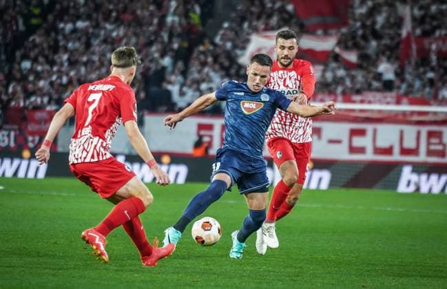 SC Freiburg TSC Backa Topola Football UEFA Europa League 2023 2024, SC Freiburg TSC Backa Topola, Matchday 4, Europa Park Stadium Topolas Sasa Jovanovic on the ball, behind Freiburgs Manuel Gulde and in front Freiburgs Noah Weißhaupt