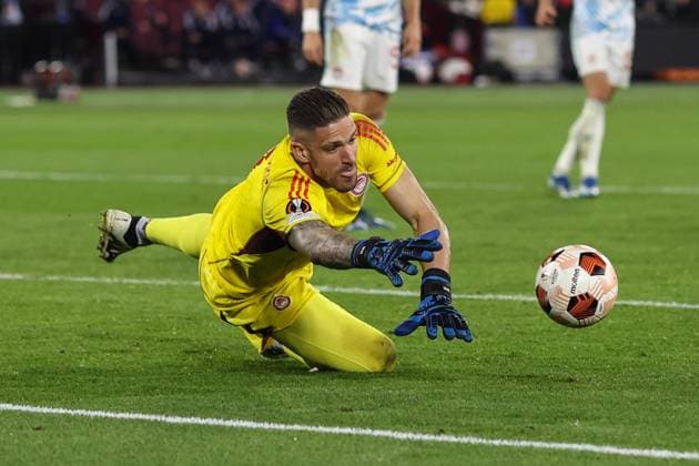 West Ham gegen Olympiacos 9. November 2023, London UEFA EUROPA League Fußball, Gruppe A West Ham United gegen Olympiacos Olympiacos Torwart Alexandros Paschalakis Foto Charlotte Wilson Abseits London UK  Copyright: xCharlottexWilsonx xOffsidexOffside
