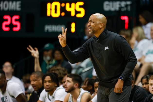 November 9, 2023, Tampa, Florida, USA: South Florida Bulls head coach Amir Abdur-Rahim communicates with team during opener against South Carolina State Bulldogs at University of South Florida s Yuengling Center in Tampa on Thursday, November 9, 2023. Tampa USA - ZUMAs70_ 0313725491st Copyright: xIvyxCeballox