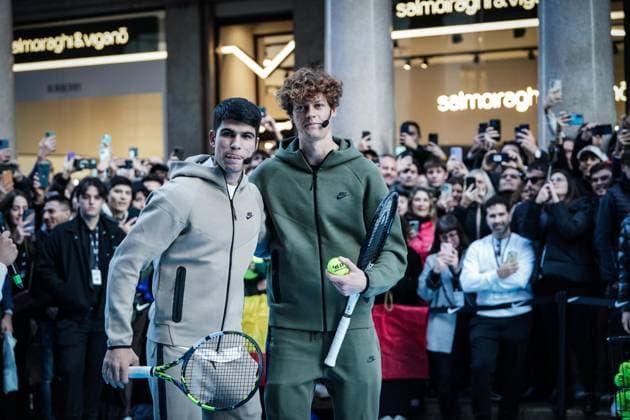 November 10, 2023, Turin, Italy: L esibizione di Carlos Alcaraz e Jannik Sinner che poi hanno incontrato i fan al Nike Store di Torino organizzato in occasione delle Nitto ATP, Tennis Herren Finals, 10 novembre 2023. Centinaia le persone fuori dal negozio in via Roma, dove e anche stato allestito un campo sul quale il due campioni si sono cimentati a scambiare colpi con i tifosi. ANSA TINO ROMANO..The performance of Carlos Alcaraz and Jannik Sinner who then met the fans at the Nike Store in Turin organized on the occasion of the Nitto ATP Finals, 10 November 2023. ANSA TINO ROMANO Atp Finals: in centinaia in centro a Torino per Sinner e Alcaraz  - ZUMAa110 20231110_zaf_a110_008 Copyright: xTinoxRomanox
