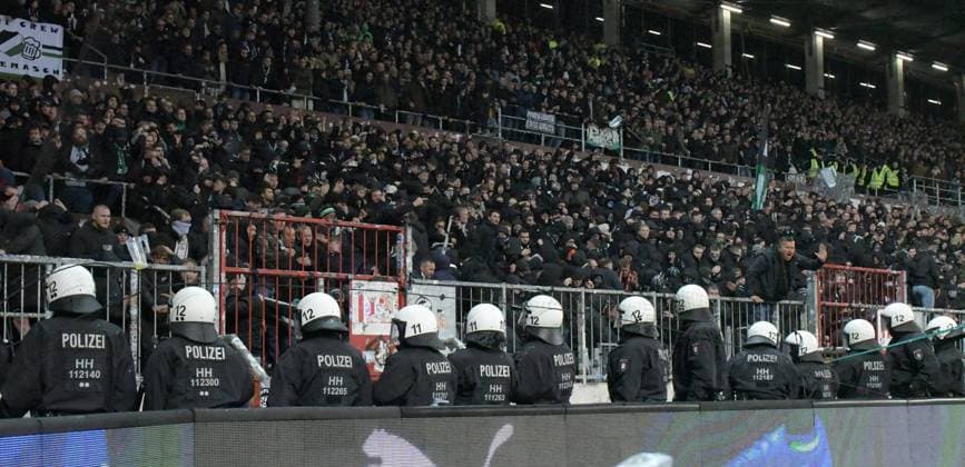 10 11 2023, xblx, Fußball 2 Bundesliga, FC St Pauli Hannover 96 emspor, v l randale im hannover block, polizei DFL DFB REGULATIONS PROHIBIT ANY USE OF PHOTOGRAPHS as IMAGE SEQUENCES and or QUASI VIDEO Hamburg