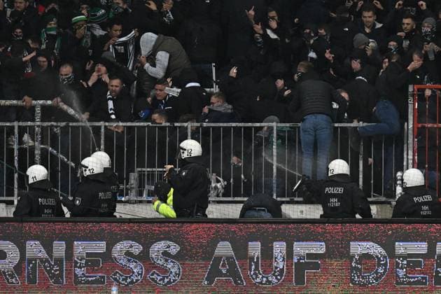 Soccer I Men I 2023 2024 I 2 Bundesliga I 13 Matchday I FC St Pauli Hannover 96 I 10 11 2023 Police operation, tear gas, guest block, pepper spray Hannover 96 Hamburg Millerntor Stadium Hamburg Germany Copyright: xLobeca AndreasxHannigx