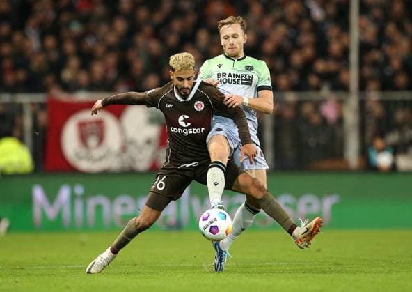 10.11.2023, Fussball 2. Bundesliga 2023 2024, 13. Spieltag, FC St. Pauli - Hannover 96 , im Millerntor-Stadion Hamburg. (L-R) Elias Saad (FC St. Pauli) gegen Jannik Dehm (Hannover) ***DFL and DFB regulations prohibit any use of photographs as image sequences and or quasi-video.*** *** 10 11 2023, Soccer 2 Bundesliga 2023 2024, Matchday 13, FC St Pauli Hannover 96 , at Millerntor Stadion Hamburg L R Elias Saad FC St Pauli vs Jannik Dehm Hannover DFL and DFB regulations prohibit any use of photographs as image sequences and or quasi video