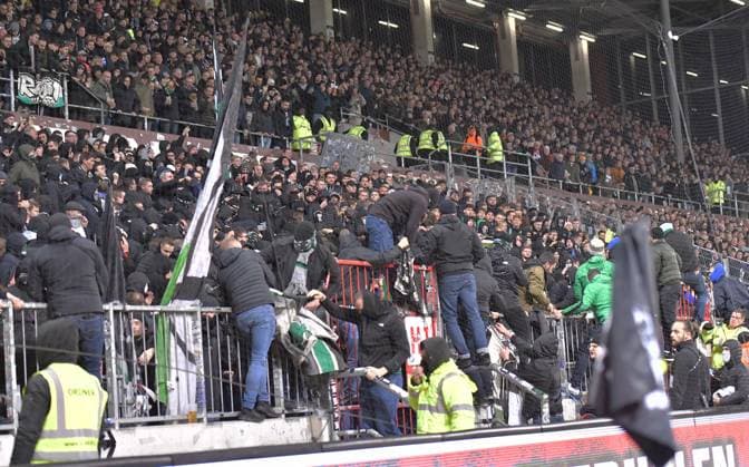 10 11 2023, xblx, Football 2 Bundesliga, FC St Pauli Hannover 96 emspor, v l riot in the block tributes, spectators, stadium, fans, tributes, crowds, scarves, scarf, banner, posters, flag, flags DFL DFB REGULATIONS PROHIBIT ANY USE OF PHOTOGRAPHS as IMAGE SEQUENCES and or QUASI VIDEO Hamburg