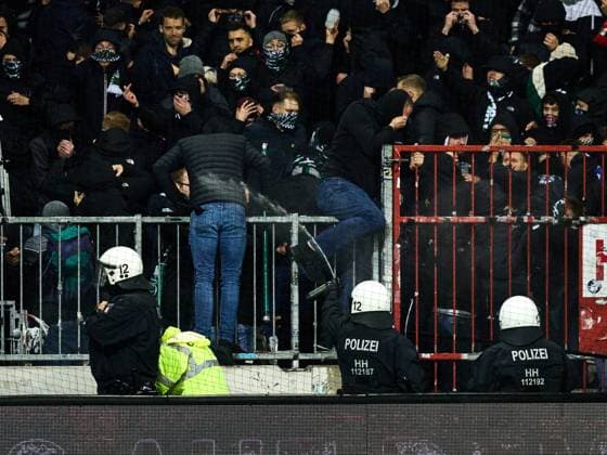 Unrest and rioting in the visitors block of Hannover 96 The police intervene and use irritant gas GER, FC St Pauli vs Hannover 96, Football, Bundesliga, Matchday 12, Season 2023 2024, 10 11 2023 GER, FC St Pauli vs Hannover 96, Football, Bundesliga, Matchday 12, Season 2023 2024, 10 11 2023 Hamburg Copyright: xEibner-Pressefoto xStephaniexZerx EP_SZE