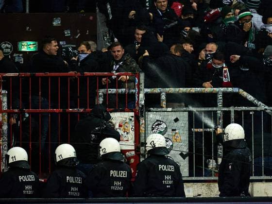 Unrest and rioting in the visitors block of Hannover 96 The police intervene and use irritant gas GER, FC St Pauli vs Hannover 96, Football, Bundesliga, Matchday 12, Season 2023 2024, 10 11 2023 GER, FC St Pauli vs Hannover 96, Football, Bundesliga, Matchday 12, Season 2023 2024, 10 11 2023 Hamburg Copyright: xEibner-Pressefoto xStephaniexZerx EP_SZE