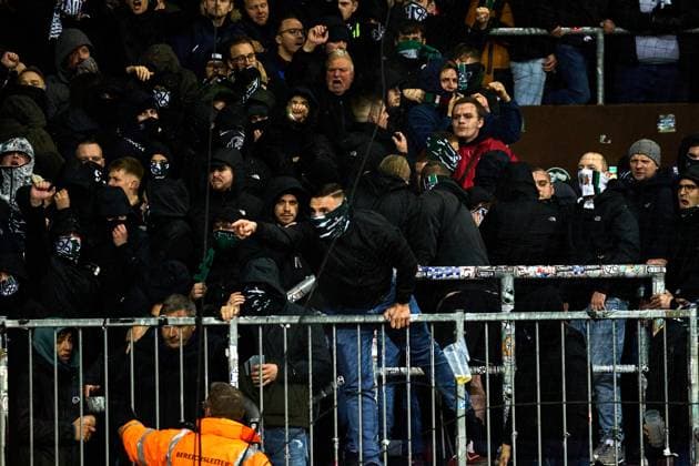 Unrest and rioting in the visitors block of Hannover 96 The police intervene and use irritant gas GER, FC St Pauli vs Hannover 96, Football, Bundesliga, Matchday 12, Season 2023 2024, 10 11 2023 GER, FC St Pauli vs Hannover 96, Football, Bundesliga, Matchday 12, Season 2023 2024, 10 11 2023 Hamburg Copyright: xEibner-Pressefoto xStephaniexZerx EP_SZE