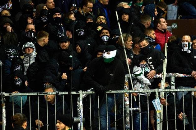Unrest and rioting in the visitors block of Hannover 96 The police intervene and use irritant gas GER, FC St Pauli vs Hannover 96, Football, Bundesliga, Matchday 12, Season 2023 2024, 10 11 2023 GER, FC St Pauli vs Hannover 96, Football, Bundesliga, Matchday 12, Season 2023 2024, 10 11 2023 Hamburg Copyright: xEibner-Pressefoto xStephaniexZerx EP_SZE