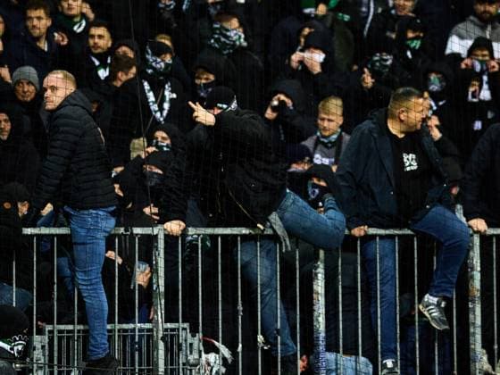 Unrest and rioting in the visitors block of Hannover 96 The police intervene and use irritant gas GER, FC St Pauli vs Hannover 96, Football, Bundesliga, Matchday 12, Season 2023 2024, 10 11 2023 GER, FC St Pauli vs Hannover 96, Football, Bundesliga, Matchday 12, Season 2023 2024, 10 11 2023 Hamburg Copyright: xEibner-Pressefoto xStephaniexZerx EP_SZE