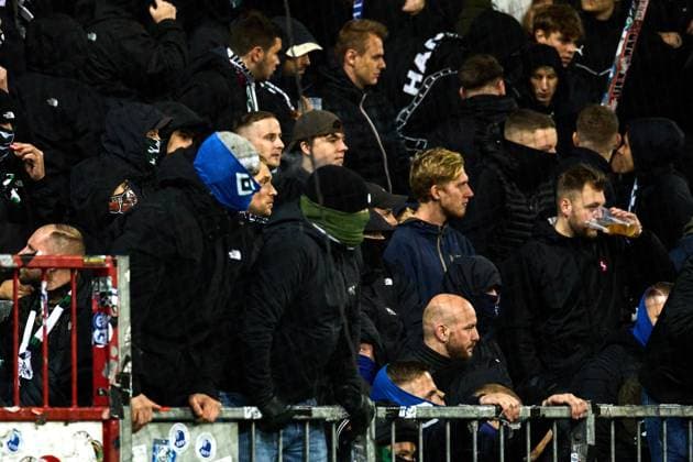 Unrest and rioting in the guest block of Hannover 96 The police intervene and use irritant gas HSV fans and Hannover 96 fans stand together and riot GER, FC St Pauli vs Hannover 96, Football, Bundesliga, Matchday 12, Season 2023 2024, 10 11 2023 GER, FC St Pauli vs Hannover 96, Football, Bundesliga, Matchday 12, Season 2023 2024, 10 11 2023 Hamburg Copyright: xEibner-Pressefoto xStephaniexZerx EP_SZE