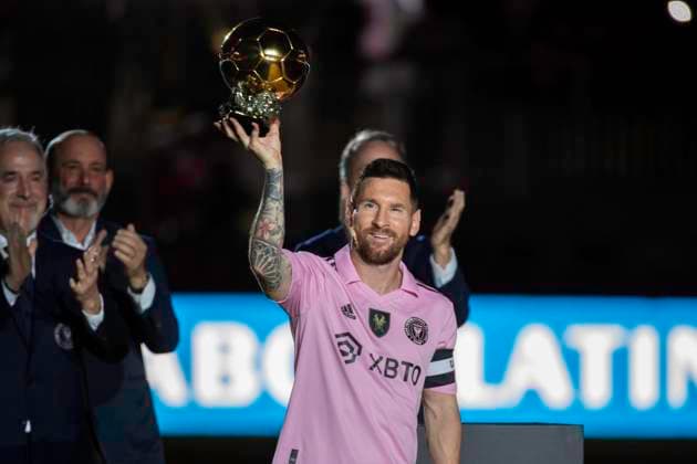 Bilder des Jahres 2023, Sport 11 November Sport Themen der Woche KW45 Sport Bilder des Tages FORT LAUDERDALE, FL - NOVEMBER 10: Inter Miami FC forward Lionel Messi smiles as he holds his eighth D Or award during the Noche D™Or soccer match between New York City FC and Inter Miami FC at the DRV PNK Stadium on November 10, 2023 in Fort Lauderdale, FL. (Photo by Doug Murray Icon Sportswire) SOCCER: NOV 10 MLS, Fussball Herren, USA Noche D™Or - Inter Miami CF vs New York City FC EDITORIAL USE ONLY Icon79620231110004