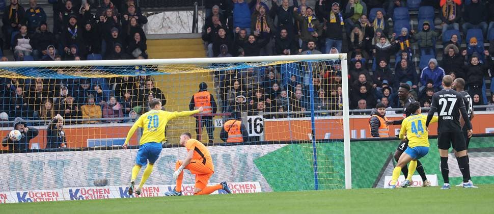 44 scores 1 0 Johan Gomez Eintracht Braunschweig Football, Men, Season 2023 2024, 2 BL, Eintracht Stadion, Eintracht Braunschweig vs VfL Osnabrueck DFL REGULATIONS PROHIBIT ANY USE OF PHOTOGRAPHS AS IMAGE SEQUENCES AND OR QUASI VIDEO