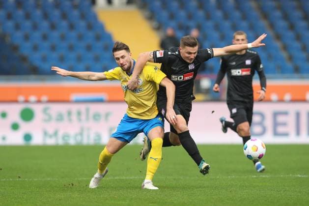 11 11 2023, xtgx, Soccer 2 Bundesliga, Soccer 2 Bundesliga, Eintracht Braunschweig VfL Osnabrueck emspor, v l Ermin Bicakcic Braunschweig, 6 DFL DFB REGULATIONS PROHIBIT ANY USE OF PHOTOGRAPHS as IMAGE SEQUENCES and or QUASI VIDEO Braunschweig