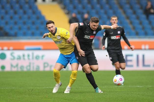 11 11 2023, xtgx, Soccer 2 Bundesliga, Soccer 2 Bundesliga, Eintracht Braunschweig VfL Osnabrueck emspor, v l Ermin Bicakcic Braunschweig, 6 DFL DFB REGULATIONS PROHIBIT ANY USE OF PHOTOGRAPHS as IMAGE SEQUENCES and or QUASI VIDEO Braunschweig