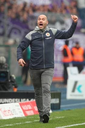 11 11 2023, xtgx, Soccer 2 Bundesliga, Soccer 2 Bundesliga, Eintracht Braunschweig VfL Osnabrueck emspor, v l Daniel Scherning Braunschweig, coach gives instructions, gesticulates with arms, gesticulate, gives instructions DFL DFB REGULATIONS PROHIBIT ANY USE OF PHOTOGRAPHS as IMAGE SEQUENCES and or QUASI VIDEO Braunschweig