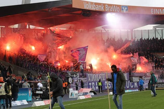 Eintracht Braunschweig vs VfL Osnabrück Braunschweig, 11 11 2023, Football, Season 23 24, 2 Bundesliga, Matchday 13, Eintracht Braunschweig vs VfL Osnabrück, Picture shows Osnabrück fans with pyro in the visitors curve Braunschweig
