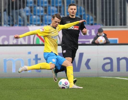 Eintracht Braunschweig vs VfL Osnabrück Braunschweig, 11 11 2023, Football, Season 23 24, 2 Bundesliga, Matchday 13, Eintracht Braunschweig vs VfL Osnabrück, Picture shows Thorir Johann Helgason BTSV, 20 Braunschweig