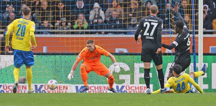 Eintracht Braunschweig vs VfL Osnabrück Braunschweig, 11 11 2023, Soccer, Season 23 24, 2 Bundesliga, Matchday 13, Eintracht Braunschweig vs VfL Osnabrück, Picture shows Johan Gomez BTSV, 44 scores in this scene the goal to 1 0 for Eintracht Lennart Grill VfL, 1 is without chance Braunschweig
