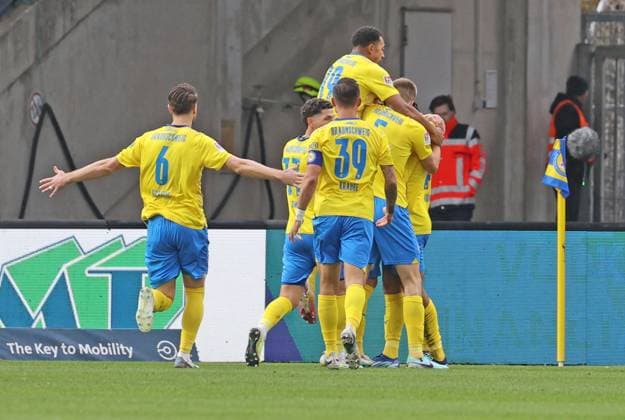 Eintracht Braunschweig vs VfL Osnabrück Braunschweig, 11 11 2023, Soccer, Season 23 24, 2 Bundesliga, Matchday 13, Eintracht Braunschweig vs VfL Osnabrück, Picture shows jubilation over the goal to 1 0 for Eintracht by Johan Gomez BTSV, 44 Braunschweig