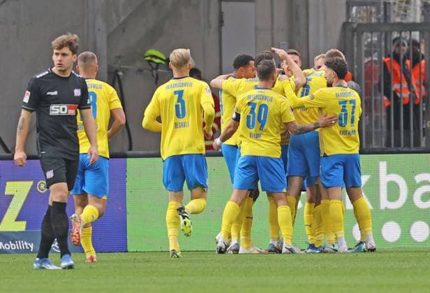 Eintracht Braunschweig vs VfL Osnabrück Braunschweig, 11 11 2023, Soccer, Season 23 24, 2 Bundesliga, Matchday 13, Eintracht Braunschweig vs VfL Osnabrück, Picture shows jubilation over the goal to 1 0 for Eintracht by Johan Gomez BTSV, 44 Braunschweig