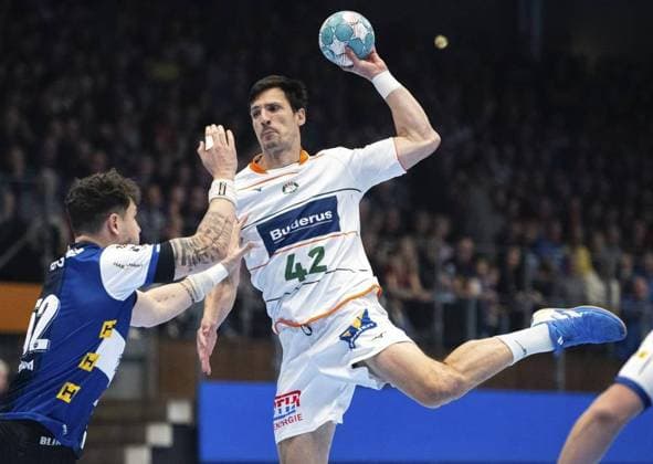<p>10 11 2023-Eisenach: LIQUI MOLY HBL Handball 1. Bundesliga Herren Saison 2023 - 2024 12. Spieltag Werner Assmann Halle ThSV Eisenach - HSG Wetzlar im Foto: Justin Kurch 52 (ThSV Eisenach) im Zweikampf mit Nemanja Zelenovic 42 (HSG Wetzlar) ( Deutschland Thüringen Eisenach Copyright: SaschaxFromm
