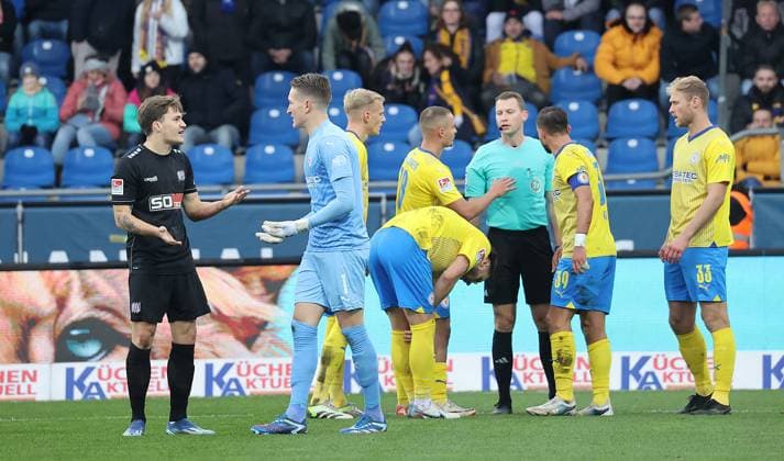 Referee Florian Lechner decides on penalty kick despite discussion Football, Men, Season 2023 2024, 2 BL, Eintracht Stadion, Eintracht Braunschweig vs VfL Osnabrueck DFL REGULATIONS PROHIBIT ANY USE OF PHOTOGRAPHS AS IMAGE SEQUENCES AND OR QUASI VIDEO