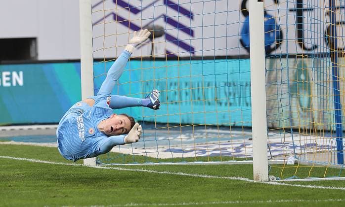 Ron Thorben Hoffmann Eintracht Braunschweig stretches in vain, Michael Cuisance VfL Osnabrueck scores from the penalty spot to 1 1 Football, Men, Season 2023 2024, 2 BL, Eintracht Stadion, Eintracht Braunschweig vs VfL Osnabrueck DFL REGULATIONS PROHIBIT ANY USE OF PHOTOGRAPHS AS IMAGE SEQUENCES AND OR QUASI VIDEO
