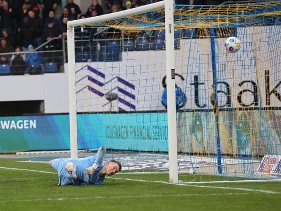 Ron Thorben Hoffmann Eintracht Braunschweig stretches in vain, Michael Cuisance VfL Osnabrueck scores from the penalty spot to 1 1 Football, Men, Season 2023 2024, 2 BL, Eintracht Stadion, Eintracht Braunschweig vs VfL Osnabrueck DFL REGULATIONS PROHIBIT ANY USE OF PHOTOGRAPHS AS IMAGE SEQUENCES AND OR QUASI VIDEO