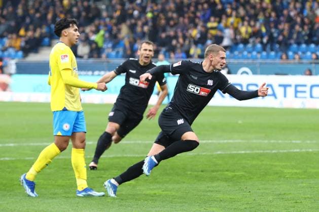 11 11 2023, xtgx, Fussball 2 Bundesliga, Fussball 2 Bundesliga, Eintracht Braunschweig VfL Osnabrueck emspor, v l Michael Cuisance Osnabrueck, 17 Jubel, Torjubel, jubelt ueber das Tor, celebrate the goal, celebration DFL DFB REGULATIONS PROHIBIT ANY USE OF PHOTOGRAPHS as IMAGE SEQUENCES and or QUASI VIDEO Braunschweig