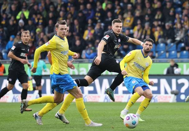 Fabio Kaufmann Eintracht Braunschweig , Michael Cuisance VfL Osnabrueck Football, Men, Season 2023 2024, 2 BL, Eintracht Stadion, Eintracht Braunschweig vs VfL Osnabrueck DFL REGULATIONS PROHIBIT ANY USE OF PHOTOGRAPHS AS IMAGE SEQUENCES AND OR QUASI VIDEO