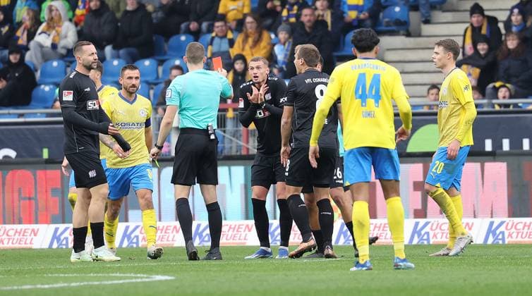 Referee Florian Lechner shows Michael Cuisance VfL Osnabrueck the yellow card Football, Men, Season 2023 2024, 2 BL, Eintracht Stadion, Eintracht Braunschweig vs VfL Osnabrueck DFL REGULATIONS PROHIBIT ANY USE OF PHOTOGRAPHS AS IMAGE SEQUENCES AND OR QUASI VIDEO