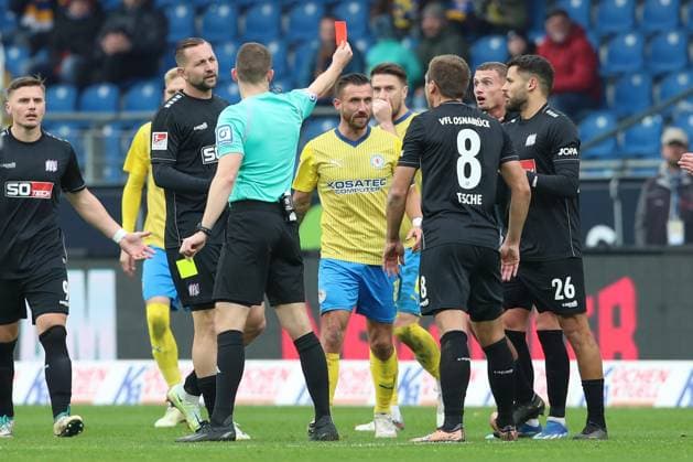 11 11 2023, xtgx, Soccer 2 Bundesliga, Soccer 2 Bundesliga, Eintracht Braunschweig VfL Osnabrueck emspor, v l Michael Cuisance Osnabrueck, 17 yellow red card, sending off, sent off DFL DFB REGULATIONS PROHIBIT ANY USE OF PHOTOGRAPHS as IMAGE SEQUENCES and or QUASI VIDEO Braunschweig