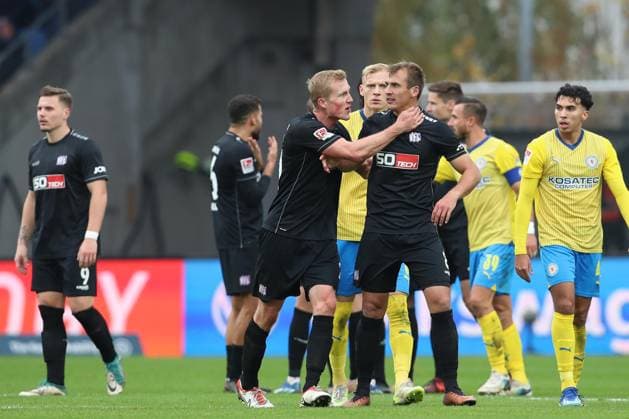 11 11 2023, xtgx, Soccer 2 Bundesliga, Soccer 2 Bundesliga, Eintracht Braunschweig VfL Osnabrueck emspor, v l Niklas Wiemann Osnabrueck, 25 calms Robert Tesche Osnabrueck, 8 DFL DFB REGULATIONS PROHIBIT ANY USE OF PHOTOGRAPHS as IMAGE SEQUENCES and or QUASI VIDEO Braunschweig