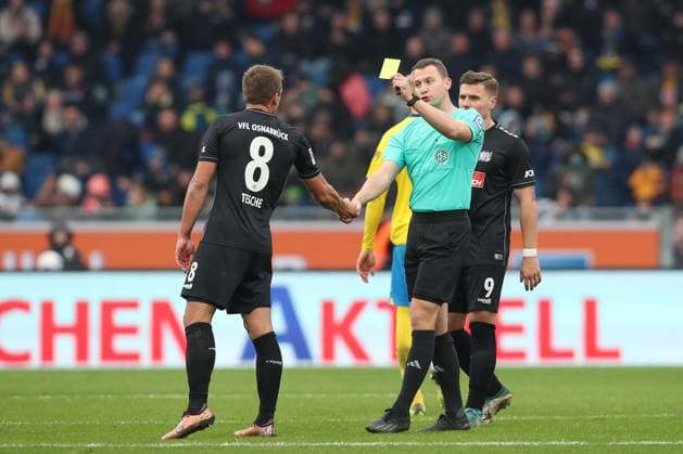 Sport Themen der Woche KW45 Sport Bilder des Tages 11.11.2023, xtgx, Fussball 2. Bundesliga, Fussball 2. Bundesliga, Eintracht Braunschweig - VfL Osnabrueck emspor, v.l. Robert Tesche (Osnabrueck, 8), Schiedsrichter, Schiri, referee Florian Lechner Gelbe Karte, yellow card (DFL DFB REGULATIONS PROHIBIT ANY USE OF PHOTOGRAPHS as IMAGE SEQUENCES and or QUASI-VIDEO) Braunschweig *** 11 11 2023, xtgx, Fussball 2 Bundesliga, Fussball 2 Bundesliga, Eintracht Braunschweig VfL Osnabrueck emspor, v l Robert Tesche Osnabrueck, 8 , Schiedsrichter, Schiri, referee Florian Lechner Gelbe Karte, yellow card DFL DFB REGULATIONS PROHIBIT ANY USE OF PHOTOGRAPHS as IMAGE SEQUENCES and or QUASI VIDEO Braunschweig