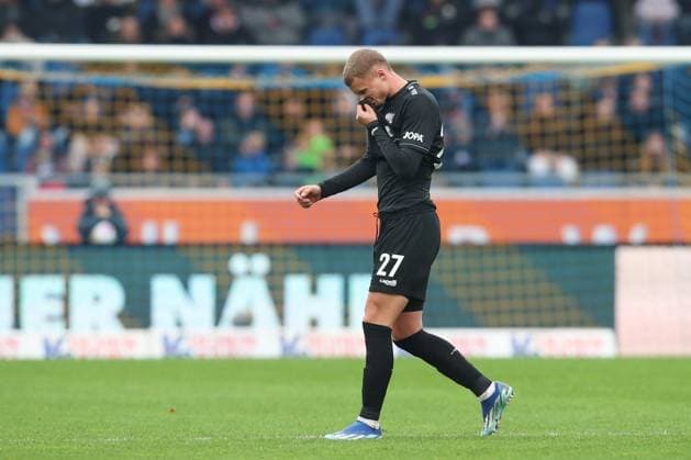 11 11 2023, xtgx, Fussball 2 Bundesliga, Fussball 2 Bundesliga, Eintracht Braunschweig VfL Osnabrueck emspor, v l Michael Cuisance Osnabrueck, 17 enttaeuscht, schaut enttaeuscht, niedergeschlagen, disappointed yellow red card, Platzverweis, sent off DFL DFB REGULATIONS PROHIBIT ANY USE OF PHOTOGRAPHS as IMAGE SEQUENCES and or QUASI VIDEO Braunschweig