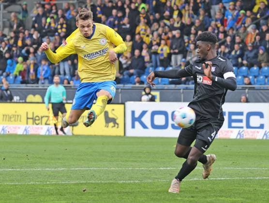 Eintracht Braunschweig vs VfL Osnabrück Braunschweig, 11 11 2023, Football, Season 23 24, 2 Bundesliga, Matchday 13, Eintracht Braunschweig vs VfL Osnabrück, Picture shows Thorir Helgason BTSV, 20 Braunschweig