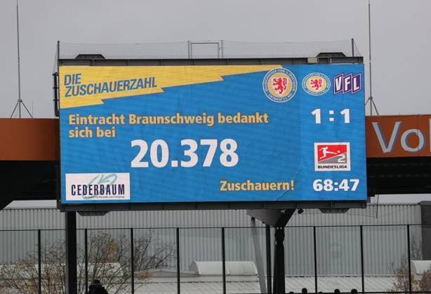 Eintracht Braunschweig vs VfL Osnabrück Braunschweig, 11 11 2023, Football, Season 23 24, 2 Bundesliga, Matchday 13, Eintracht Braunschweig vs VfL Osnabrück, Picture shows The scoreboard shows the number of spectators 20 378 Braunschweig