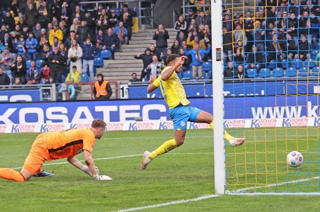 Eintracht Braunschweig vs VfL Osnabrück Braunschweig, 11 11 2023, Soccer, Season 23 24, 2 Bundesliga, Matchday 13, Eintracht Braunschweig vs VfL Osnabrück, Picture shows Anton Donkor BTSV, 19 scores the goal to 2 1 for Eintracht Braunschweig in this scene